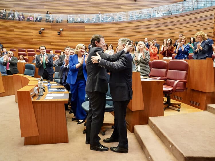 El segoviano Francisco Vázquez, nuevo presidente de las Cortes 1 Francisco Vázquez recibe la felicitación de Alfonso Fernández Mañueco en la sesión constitutiva de las Cortes de Castilla y León. / ICAL - LETICIA PÉREZ