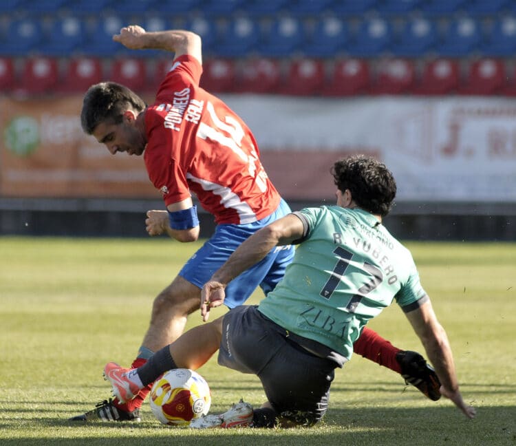 Rubén pugna con un rival en un instante del encuentro entre Segoviana y Ourense celebrado en O Couto./JUAN MARTÍN-G. SEGOVIANA