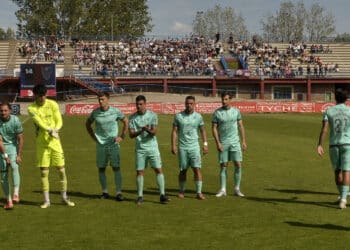 Los jugadores de la Segoviana saltan al estadio municipal Adolfo Suárez para jugar su partido ante el Real Ávila./JUAN MARTÍN-G. SEGOVIANA