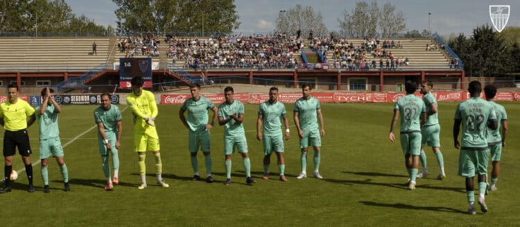 Los jugadores de la Segoviana saltan al estadio municipal Adolfo Suárez para jugar su partido ante el Real Ávila./JUAN MARTÍN-G. SEGOVIANA