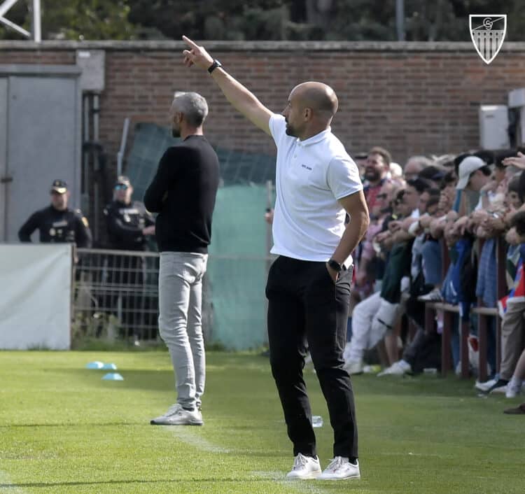 Alejandro Robles da instrucciones en un instante de partido entre Segoviana y Ávila./J.MARTÍN-G. SEGOVIANA