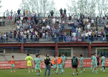 La plantilla de la Segoviana agradece el apoyo a la afición gimnástica desplazada a Ávila./JUAN MARTÍN-G. SEGOVIANA