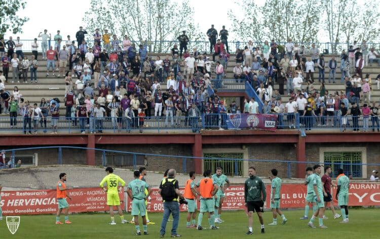 La plantilla de la Segoviana agradece el apoyo a la afición gimnástica desplazada a Ávila./JUAN MARTÍN-G. SEGOVIANA