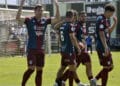 Fer Llorente celebra con los jugadores de la Segoviana el gol de penalti en el encuentro frente al Oviedo Vetusta en La Albuera./J.MARTÍN-G. SEGOVIANA