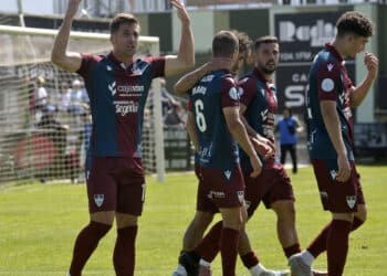 Fer Llorente celebra con los jugadores de la Segoviana el gol de penalti en el encuentro frente al Oviedo Vetusta en La Albuera./J.MARTÍN-G. SEGOVIANA