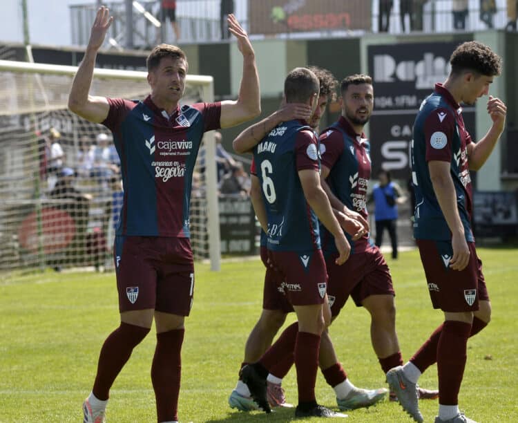 Fer Llorente celebra con los jugadores de la Segoviana el gol de penalti en el encuentro frente al Oviedo Vetusta en La Albuera./J.MARTÍN-G. SEGOVIANA