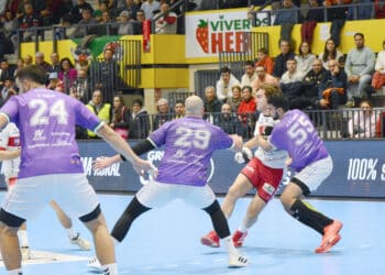 Brais controla la pelota en un instante de partido entre BM Nava y Guadalajara en el Guerreros Naveros./AMADOR MARUGÁN