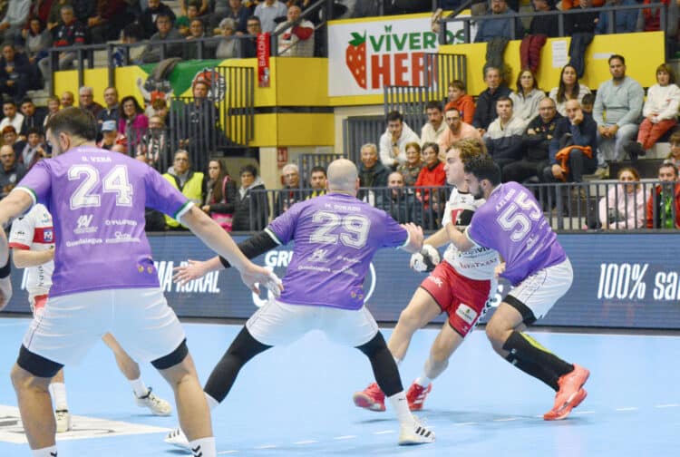 Brais controla la pelota en un instante de partido entre BM Nava y Guadalajara en el Guerreros Naveros./AMADOR MARUGÁN