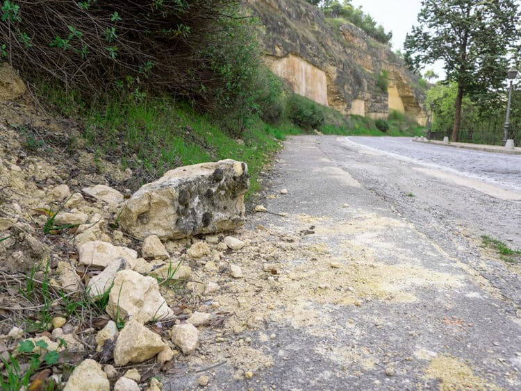 Desprendimientos en la Cuesta de los Hoyos. / Héctor Criado