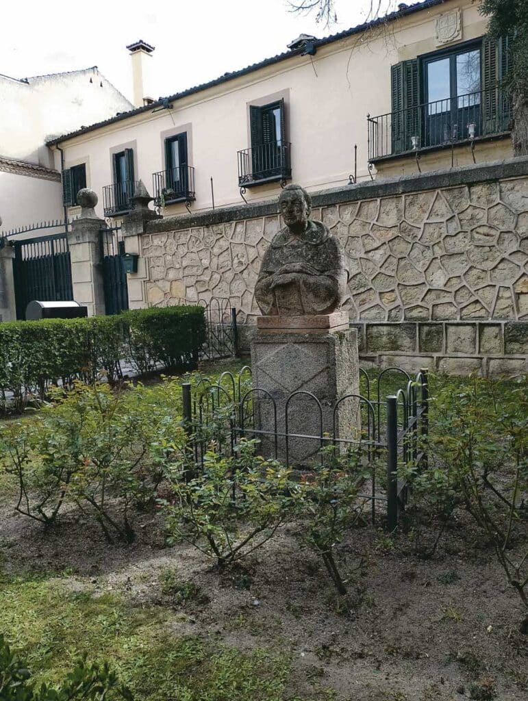 Busto de Domingo de Soto.