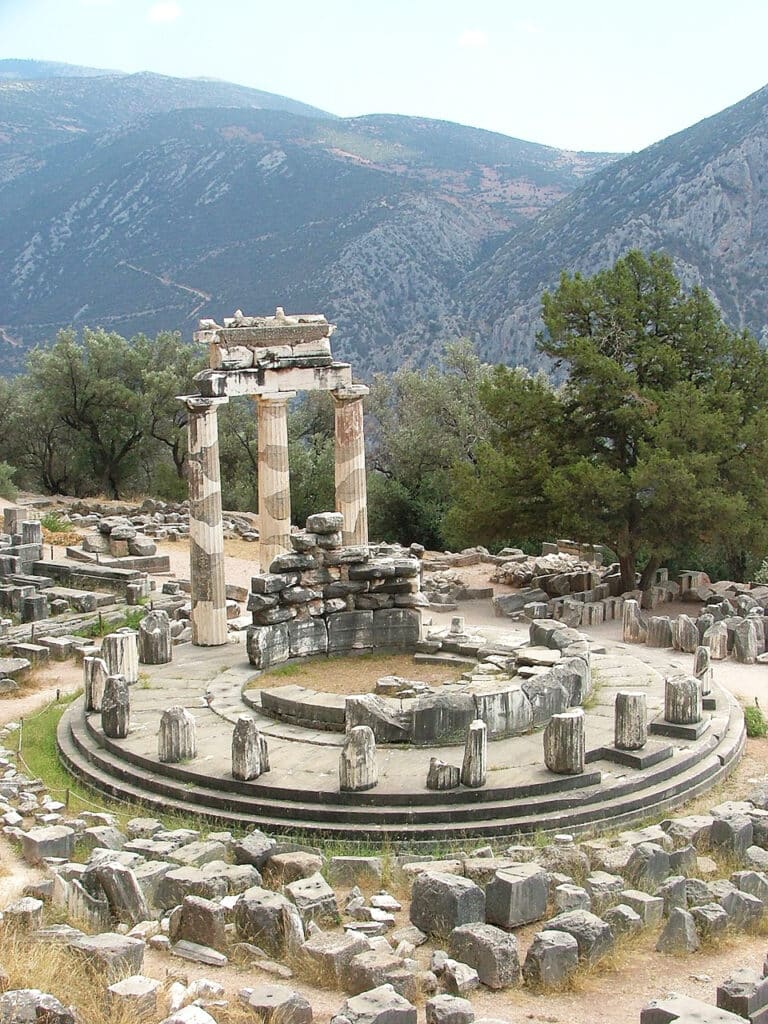 El Oráculo de Delfos... con todas sus piedras.