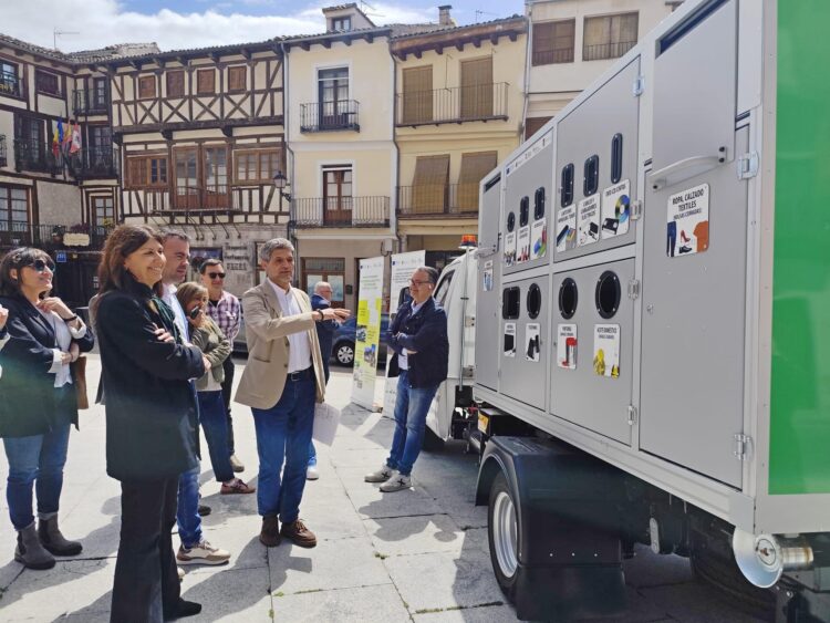 Entrega del punto limpio móvil en Cuéllar / JCYL