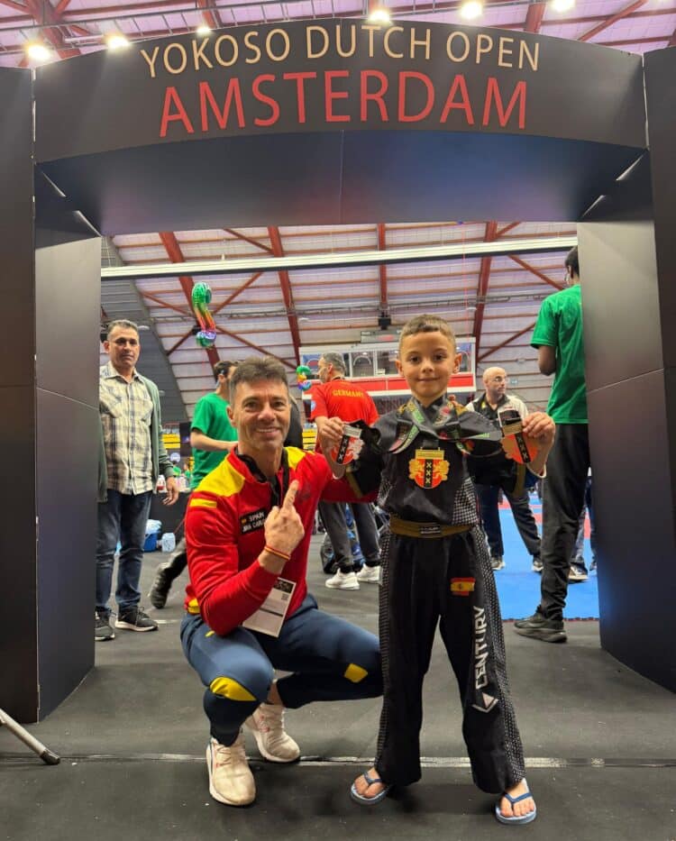 Enzo Giménez brilla en Europa 1 Enzo Giménez y Juan Carlos García posan con las medallas durante la cita en Amstérdam./CLUB VICTORIA