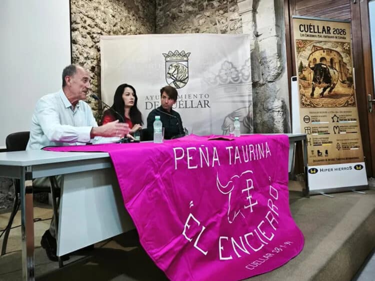Francisco Salamanca, Vanesa Santos y Pablo Atienza, en las Jornadas Taurinas de Cuéllar. / PEÑA TAURINA 'EL ENCIERRO'