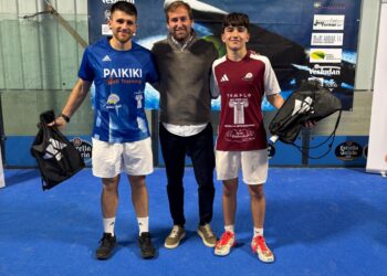 Los ganadores en categoría medio/alto posan con los trofeos./VERESCENCE