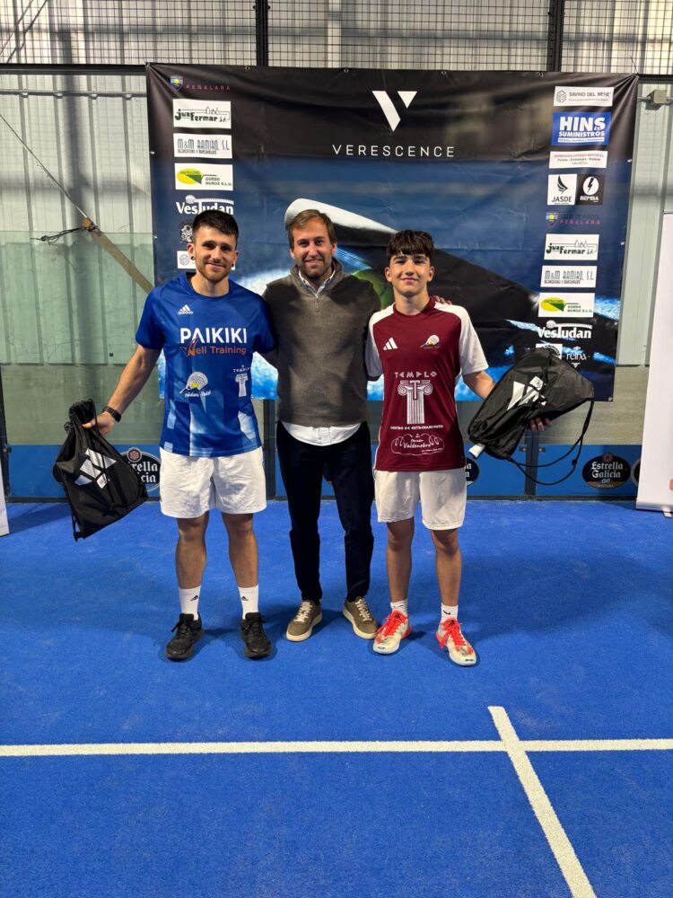 Los ganadores en categoría medio/alto posan con los trofeos./VERESCENCE