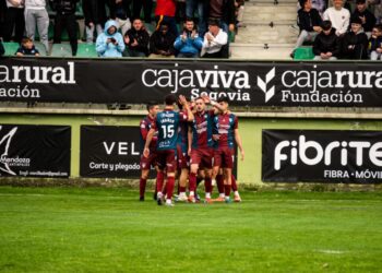 Los jugadores de la Segoviana celebran un gol en un instante del encuentro frente al Marino de Luanco celebrado en La Albuera./HÉCTOR CRIADO