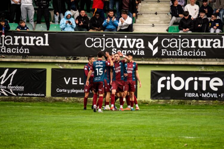Los jugadores de la Segoviana celebran un gol en un instante del encuentro frente al Marino de Luanco celebrado en La Albuera./HÉCTOR CRIADO