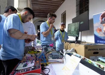 Demostraciones de estudios de Formación Profesional en la feria celebrada en el Palacio Episcopal. / HÉCTOR CRIADO