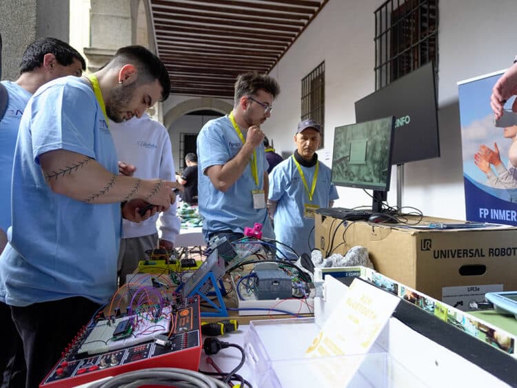 Demostraciones de estudios de Formación Profesional en la feria celebrada en el Palacio Episcopal. / HÉCTOR CRIADO