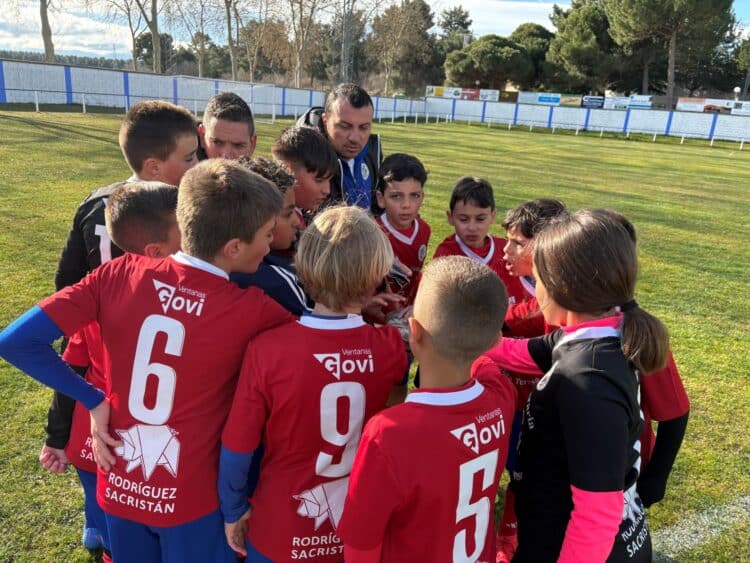 El benjamín del equipo cuellarano antes de un encuentro./CD CUÉLLAR