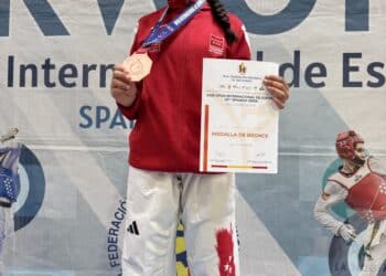María Lahsseoui El Mir posa con la medalla de bronce durante la cita celebrada en La Nucia./RM SPORT