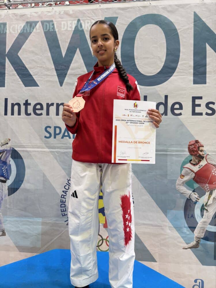 María Lahsseoui El Mir posa con la medalla de bronce durante la cita celebrada en La Nucia./RM SPORT