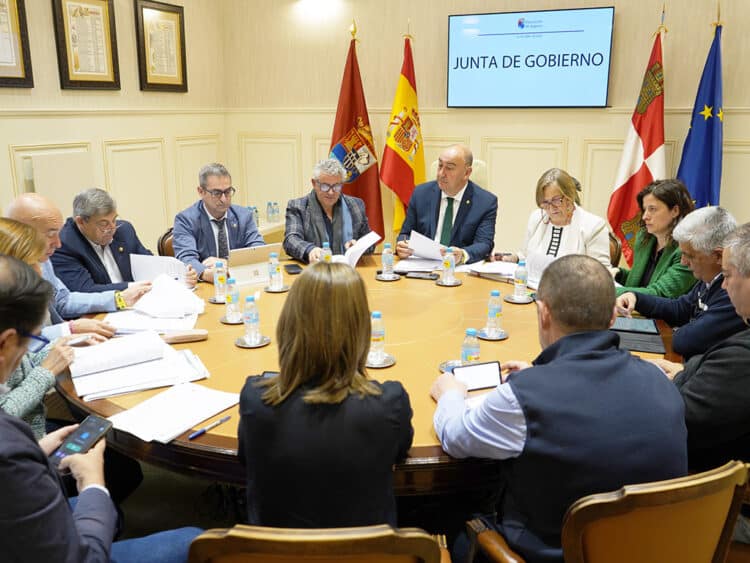La Diputación anticipa once millones de la recaudación de tributos a los ayuntamientos de la provincia 1 Junta de Gobierno de la Diputación. / DIPUTACIÓN