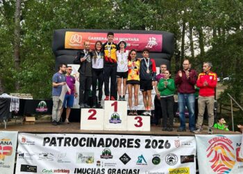 Claudia Corral posa en el podio como ganadora en Casavieja./FDMESCYL