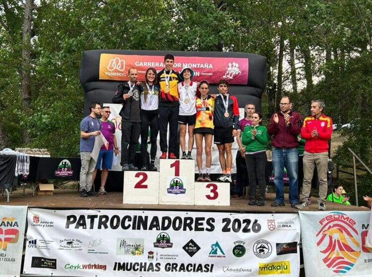 Claudia Corral posa en el podio como ganadora en Casavieja./FDMESCYL