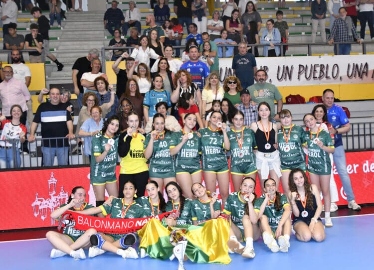 El equipo navero celebra el subcampeonato de Castilla y León junto a su afición./AMADOR MARUGÁN