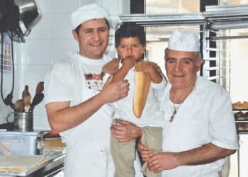 Manuel García -a la derecha-, junto a su hijo Gabriel y su nieto. / PASTELERÍA EL CASTILLO