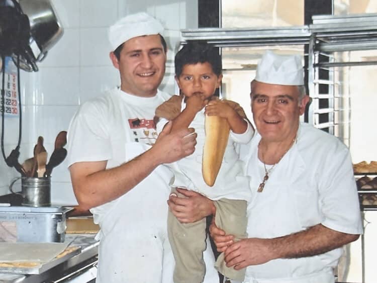 Manuel García -a la derecha-, junto a su hijo Gabriel y su nieto. / PASTELERÍA EL CASTILLO