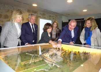 Autoridades visitan el Real Ingenio de la Moneda de Segovia. / HÉCTOR CRIADO