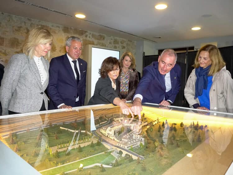 Autoridades visitan el Real Ingenio de la Moneda de Segovia. / HÉCTOR CRIADO