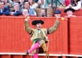 Morante de la Puebla, citando al toro sentado en una silla en el tercio en la Maestranza de Sevilla. / LANCES DE FUTURO
