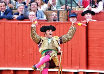 Morante de la Puebla, citando al toro sentado en una silla en el tercio en la Maestranza de Sevilla. / LANCES DE FUTURO