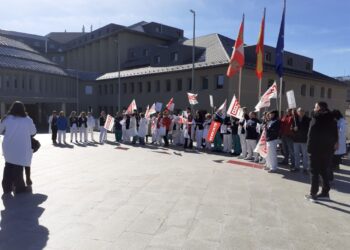 Movilización del sindicato a las puertas del Hospital Universitario de Segovia .