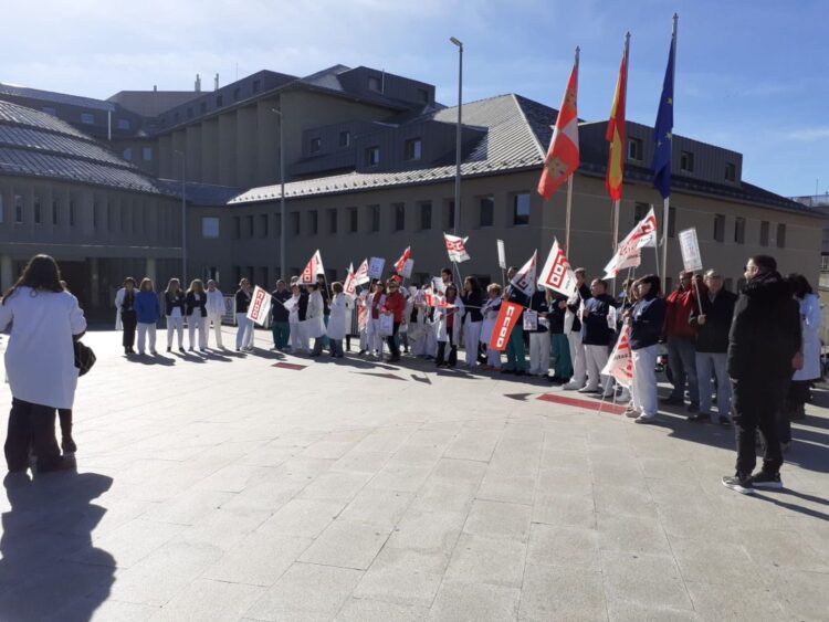 CCOO presiona a Sacyl por el decreto de los sábados con la entrega de 100 firmas 1 Movilización del sindicato a las puertas del Hospital Universitario de Segovia .