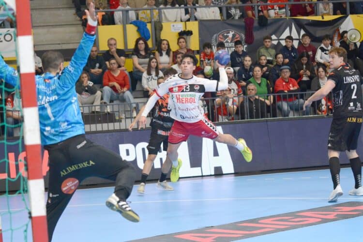 El BM Nava renueva al chileno ‘Pancho’ Ahumada hasta 2027 1 El chileno ‘Pancho’ Ahumada durante un encuentro del curso pasado con el Balonmano Nava frente a Ademar en el Guerreros Naveros./AMADOR MARUGÁN