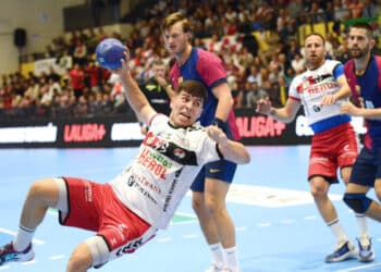 Pablo Herranz busca el lanzamiento en un instante del encuentro entre BM Nava y Barcelona en el Guerreros Naveros./AMADOR MARUGÁN