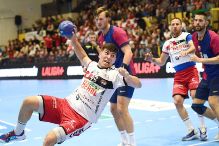 Pablo Herranz busca el lanzamiento en un instante del encuentro entre BM Nava y Barcelona en el Guerreros Naveros./AMADOR MARUGÁN