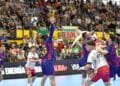 David Roca busca el lanzamiento en un instante del duelo entre Balonmano Nava y Barcelona celebrado en el Guerreros Naveros./AMADOR MARUGÁN