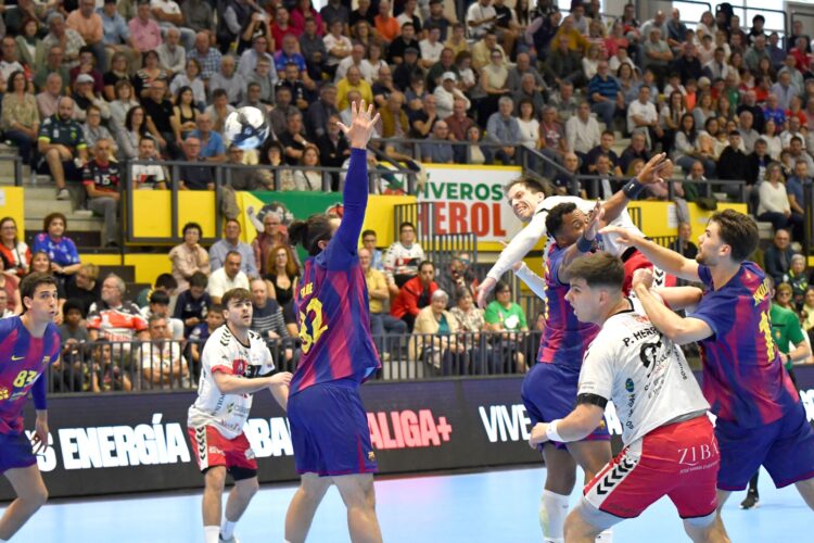 David Roca busca el lanzamiento en un instante del duelo entre Balonmano Nava y Barcelona celebrado en el Guerreros Naveros./AMADOR MARUGÁN