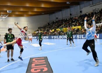 Edu Reig busca el lanzamiento en un instante del encuentro entre BM Nava y REBI Cuenca en el Guerreros Naveros./AMADOR MARUGÁN