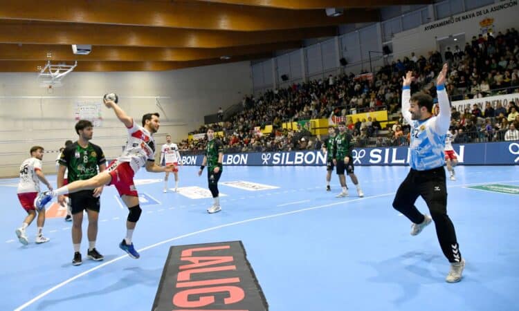 Edu Reig busca el lanzamiento en un instante del encuentro entre BM Nava y REBI Cuenca en el Guerreros Naveros./AMADOR MARUGÁN