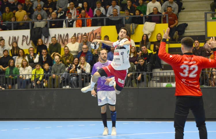 Óscar Marugán busca el lanzamiento en un instante del encuentro entre BM Nava y Guadalajara en el Guerreros Naveros./AMADOR MARUGÁN