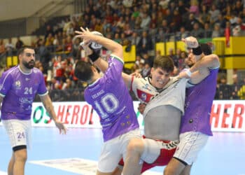 Pablo Herranz forcejea con dos rivales en una acción de partido entre BM Nava y Guadalajara celebrado en el Guerreros Naveros./AMADOR MARUGÁN