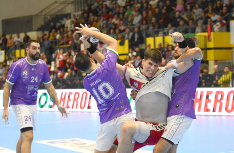 Pablo Herranz forcejea con dos rivales en una acción de partido entre BM Nava y Guadalajara celebrado en el Guerreros Naveros./AMADOR MARUGÁN