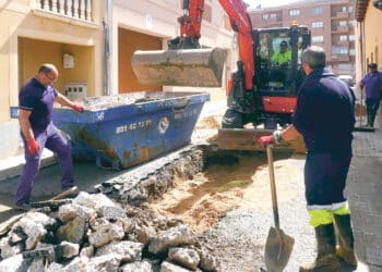Obras de reparación de una tubería en la calle Alonso Ledesma de Segovia.  / EA